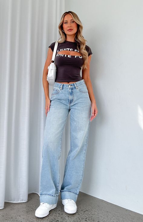 Mid Rise Jeans Outfit, Low Waisted Jeans Outfit, Light Wash Jeans Outfit, Wide Leg Jeans Outfits, Wash Jeans Outfit, Low Rise Straight Leg Jeans, Wide Leg Outfit, Folding Jeans, Tight Crop Top