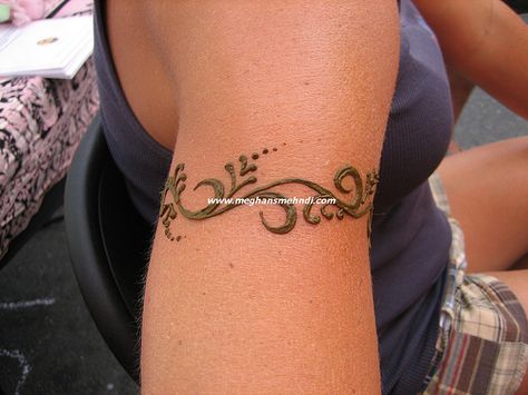 Arm Cuff Tattoo, Cute Henna Tattoos, Henna Style Tattoos, Cuff Tattoo, Small Henna, Henna Inspired Tattoos, Armband Tattoo Design, Henna Tattoo Hand, Anklet Tattoos