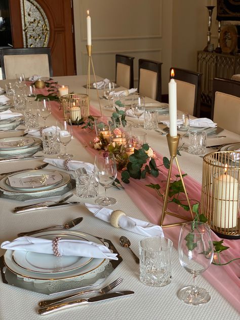 Table setting for dinner party Diner Setting Table, 18th Birthday Party Table Set Up, Dinner Set Up Aesthetic, Pink And Gold Dinner Table Setting, Pink Gold Table Setting, 21st Table Decor, Home Dinner Party Table Settings, Cute Table Set Up For Birthday, Sweet 16 Dinner Table