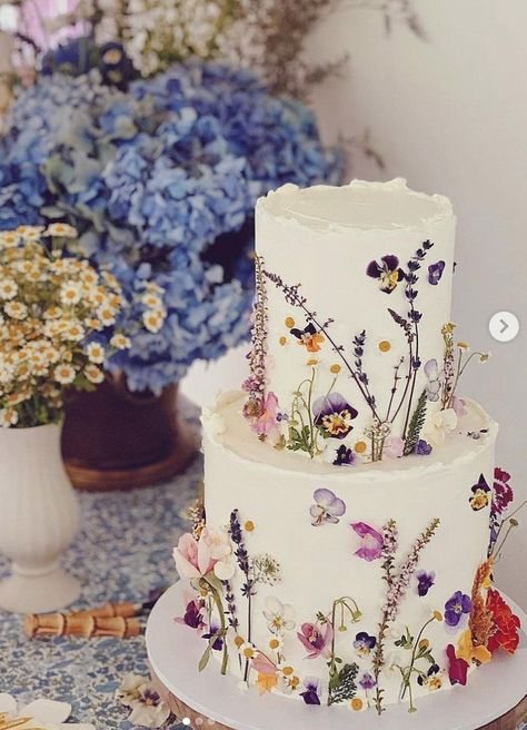 Wild Flower Cake, Flower Cake Birthday, Wildflower Wedding Cake, Wildflower Cake, Wildflower Wedding Theme, Hello 30, Me Pictures, Small Wedding Cakes, Wildflower Baby Shower