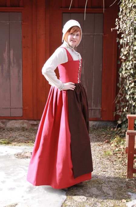 Front-laced tudor kirtle Tudor Tailor, The Tudor, The Common, 16th Century, Book Review, Mars, Books