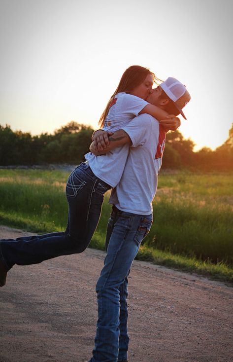 Country Couple Photoshoot, Country Couple Photos, Country Couple Pictures, Country Relationship Goals, Couple Photoshoot Ideas, Country Couple, Country Relationships, Cute Country Couples, Country Couples