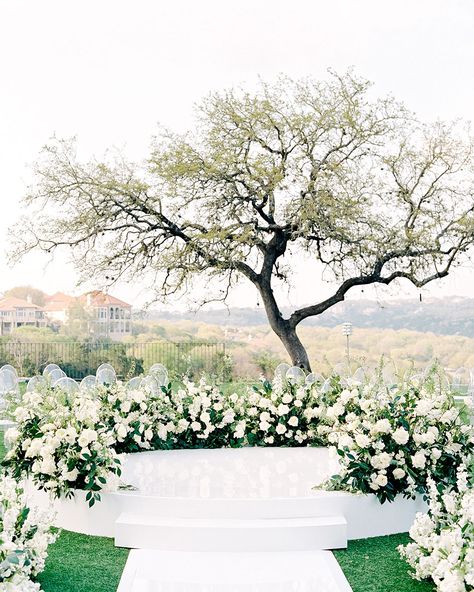 The perfect outdoor set-up for this special day. Custom ceremonial platform created by Center Stage Floors in Dallas, TX. Ceremony Platform, Ceremony Decorations Outdoor, Orange Wedding Themes, Wedding Platform, Wedding Features, White Wedding Ceremony, Burnt Orange Weddings, Outdoor Set, Wedding Set Up