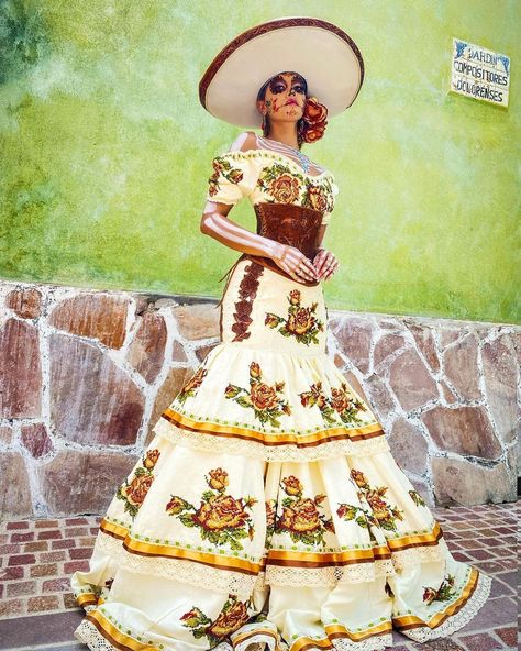 LA CATRINA ANDANTE ™ on Instagram: “♥️ Tal vez no sea nostalgia, es amor con un después. —— •• @lacatrinaandante •• Model: @_livette_ Wardrobe: @paul.medina2020 Makeup |…” Mariachi Dress, Mexican Fancy Dress, Ideas Para Halloween, Catrina Costume, Outfit Mexicano, Burgundy Quinceanera Dresses, 1960s Fashion Women, Mexican American Culture, Vestido Charro