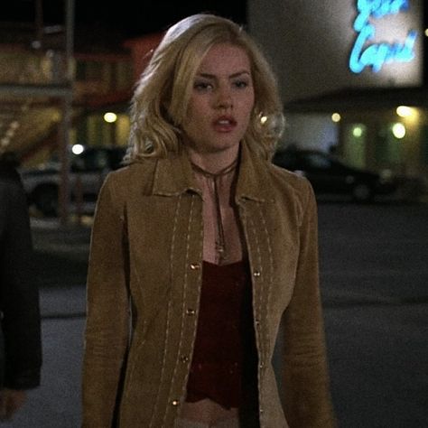 The Girl Next Door Movie Outfits, Elisha Cuthbert Girl Next Door, Blonde Faceclaims Female, The Girl Next Door Aesthetic, The Girl Next Door Outfits, Elisha Cuthbert 2004, The Girl Next Door Movie, Girl Next Door Outfits, Girl Next Door Movie