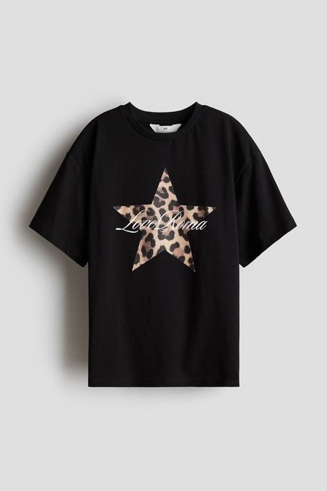 Oversized T-shirt with Printed Motif - Round Neck - Short sleeve - Black/Love Roma - Kids | H&M U... | H&M (US + CA) Jean Vest Outfits, H&m Tshirts, Black Skirt Outfits, Leopard Pants, Bow Shirts, T Shirt Oversize, Suits And Jackets, Blouse Pants, Jean Accessories