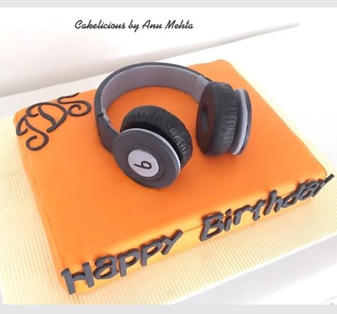 Beats Headphones cake - Cake by Cakelicious by Anu Mehta Fondant Headphones, Headphones Cake, Red Velvet Cake Frosting, Anu Mehta, Youtube Cake, Fondant Art, Cream Cheese Topping, Listening Music, Cake Topper Tutorial