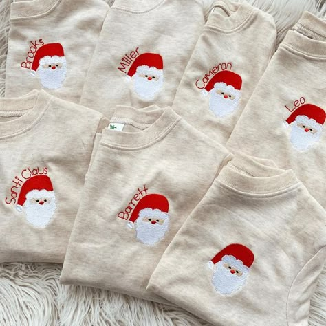 Xmas T Shirt Ideas, Christmas Clothes Ideas, Christmas T Shirt Ideas, Diy Christmas Shirt, Couples Sweatshirts Hoodie, Christmas Embroidery Ideas, Christmas Sweatshirt Ideas, Fashion Installation, Christmas Applique Designs