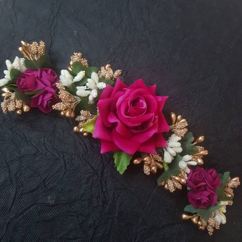 Juda For Bride, Rose Gajra, Floral Hair Bun, Flower Jewellery For Mehndi, Poola Jada, Bridal Hair Decorations, Hair Doo, Haldi Function, Flower Jewelry Designs