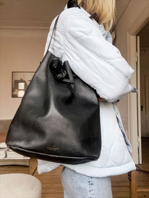 Shoulder Bags Aesthetic, University Bag, Big Shoulders, Bag Aesthetic, Bags Aesthetic, Leather Bucket Bag, Leather Bucket, Black Shoulder Bag, Models Off Duty