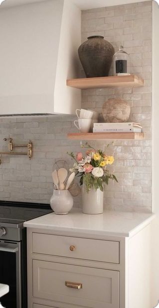 Apartment Kitchen White Cabinets, Timeless Cream Kitchen, Neutral Bright Kitchen, Small Kitchen Cream Cabinets, Organic Modern Small Kitchen, Small Kitchen Backsplash Ideas, Warm Neutral Kitchen, Warm White Kitchen, Small Home Remodel