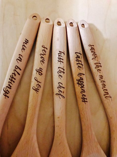 Wood Burned Utensils, Wooden Spoon Gift Ideas, Rs Gifts, Wood Burn Spoons, Mom Kitchen, Spoon Gifts, Laser Projects, Boutique Ideas, Wood Burning Patterns