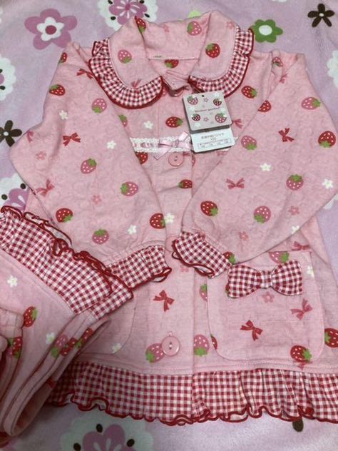 Strawberry Clothing, Strawberry Outfit, Creepy Cute Fashion, Mother Garden, Japan Outfits, Hat Aesthetic, Clueless Outfits, Gardening Outfit, Cute Strawberry