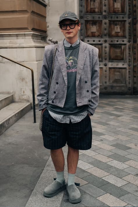 London Fashion Week Street Style SS25 | Hypebeast Soft Boy Aesthetic, Street Style London, London Fashion Week Street Style, Brand Magazine, Crop Blazer, Womenswear Fashion, London Street Style, Mens Wear, Cool Street Fashion