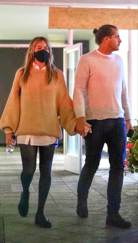 Margot Robbie Street Style Margot Robbie Street Style, Margot Robbie Tom Ackerley, Date With Husband, Tom Ackerley, Margot Robbie Style, Venus In Gemini, Sushi Date, Style Analysis, Studio City