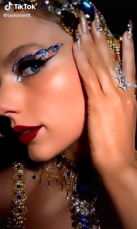 Pat McGrath talks Taylor Swift's 'Bejeweled' music video makeup looks Bejeweled Music Video, Red Ombre Lips, Music Video Makeup, Taylor Swift Makeup, Taylor Swift Midnights, Video Makeup, Magical Makeup, Laura Dern, Ombre Lips