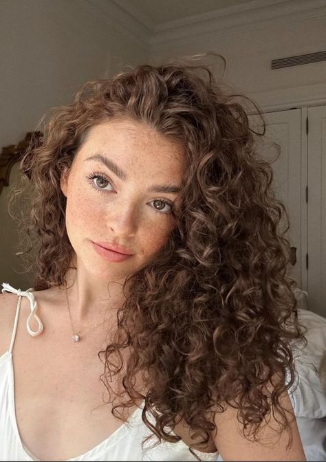 Curly Aesthetic Hairstyles, Health Curly Hair, Kelsey Simone Instagram, Woman Curly Hair, Balayage Hair Curly Natural, Pale Skin Curly Hair, Curly Hair Professional, Beautiful Wavy Hair, Curly Hair Selfie Ideas