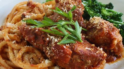 Country style ribs smothered in hearty stewed tomatoes are easy to make when you use a jar of pasta sauce! Liven things up with some sliced mushrooms or peppers. Serve over noodles and you've got a deliciously rustic meal. Italian Country Style, Virtual Restaurant, Country Style Ribs Recipe, Country Ribs, Ribs Recipes, Country Style Pork Ribs, Pork Entrees, Country Style Ribs, Healthy Pork