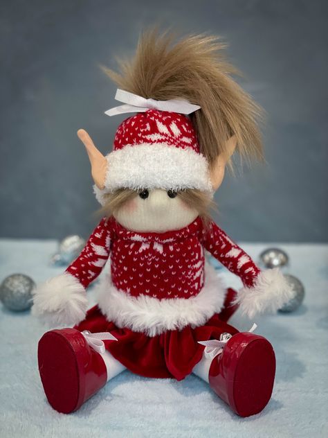 Diy Elf Girl/Elf Girl Gnome Tutorial Gingerbread Gnome Diy, No Sew Gnome, Diy Elf, Gnome Crafts, Handmade Gnomes, Elf Gnome, Diy Santa, Santa Crafts, Elf Girl