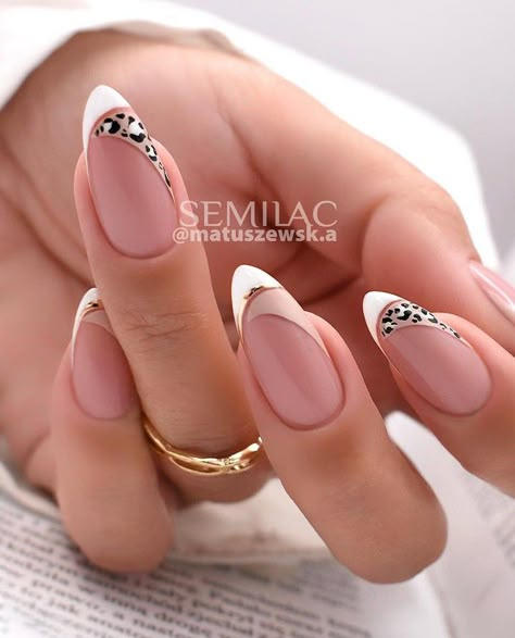 12 Trendy French Tip Nails Designs - Emerlyn Closet Grafic Nails Design, New French Tip Nail Designs, Nails Almendra Cortas, Sunflower Nails, French Tip Nail Designs, Almond Acrylic Nails, Tip Nails, Nagel Inspo, Oval Nails