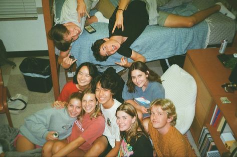 90s College Dorm, College 2000s Aesthetic, College Film Aesthetic, 1990s College Aesthetic, Claremont Mckenna College Aesthetic, College Friendship Aesthetic, College Film Photos, Dorm Room Friends Aesthetic, Fall In College Aesthetic