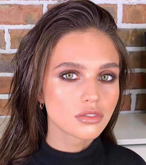 Prom Makeup Green Eyes, Green Eyes Eyeshadow, Commercial Makeup, Makeup Hooded Eyes, Bride Makeup Natural, Dinner Makeup, Eyeshadow Application, Vogue Makeup, Soft Natural Makeup