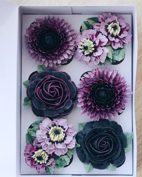 Moody floral cupcakes 💜🖤 #cupcakes #floralcupcakes #flowercupcakes #buttercreamflowers #baking #frenchbaker #cakeart #cakedecorating #cupcakedecorating #Malta #Gozo Halloween Floral Cupcakes, Halloween Flower Cupcakes, Goth Cupcakes, Gothic Cupcakes, Garden Cupcakes, Black Cupcakes, Goth Party, Elegant Cupcakes, Baking Decorating