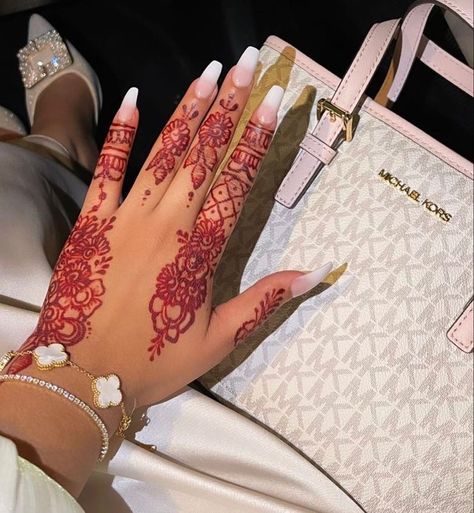 Henna On Hand, Henna Ink, Cute Henna Tattoos, Henna Style Tattoos, Henna Inspo, Red Henna, Pretty Henna, Henna Inspired Tattoos, Henna Nails