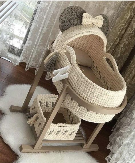 Crochet Moses Basket, Baby Sleeping Basket, Idee Babyshower, Baby Moses, Baby Moses Basket, Baby Room Inspiration, Baby Baskets, Baby Room Design, Baby Bassinet