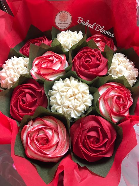 Red and White Valentine's bouquet www.bakedblooms.com Wedding Cakes Diy, Cupcake Flower Bouquets, Red Cupcakes, Cupcake Decorating Tips, Valentine Bouquet, Tables Design, Valentine Day Cupcakes, Cupcakes Decorados, Floral Cupcakes