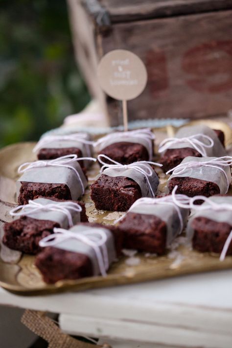 Embrulhe brownies em papel manteiga e separe para as visitas Mason Jar Cupcakes, Brownie Packaging, Wedding Brownies, Buffet Dessert, Mini Brownies, Brownie Bites, Brownie Bar, Sweet Table, Wedding Desserts