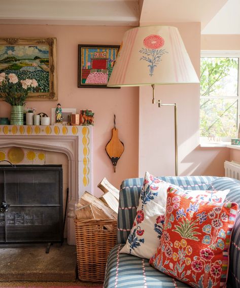 How to recreate an English cottage style: 6 cozy design ideas | English Cottage Style, Maximalism, Living Room With Fireplace, Living Room Inspo, Eclectic Home, Small Living Room, House Inspo, Cozy House, Home Interior