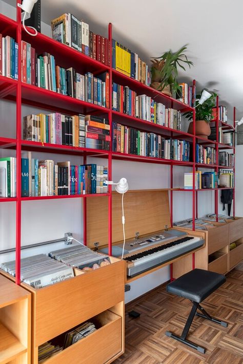 Bookshelf Apartment / COTA760 | ArchDaily Bookshelf Apartment, Record Room Ideas, Colorful Bookshelves, Red Bookshelf, Atelier Decor, Kitchen Bookshelf, Office And Guest Room, Bookshelf Room, Red Shelves