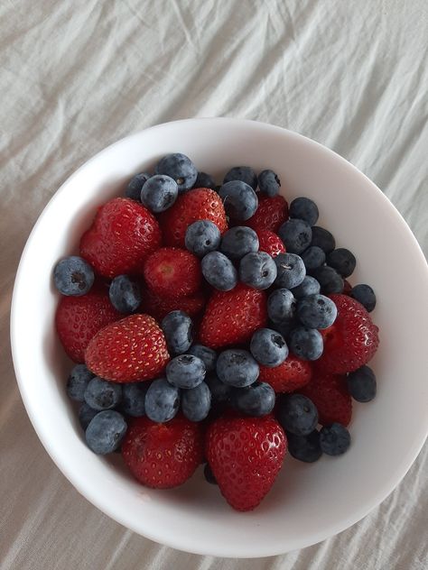 Berries And Cream Aesthetic, Blue Berries Aesthetic, Berries Aesthetic, Berries Salad, Berry Aesthetic, Bowl Of Berries, Food Carving, Healthy Food Motivation, Hair Food