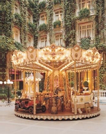 carousel in Paris. Seriously, look at that building and those vines in the background...!! Must go. Beautiful Shops, Torre Eiffel Paris, Plaza Athenee, Magic Places, Beautiful Paris, Paris Trip, Paris Photo, Merry Go Round, The Plaza