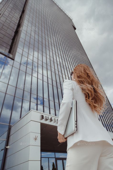 City Business Woman Aesthetic, Office Poses Women, Big City Photoshoot, Business Woman Pose, New York Business Woman Aesthetic, Business Shoot Women, Women Business Photoshoot, Business Woman Photoshoot, Sae Niijima