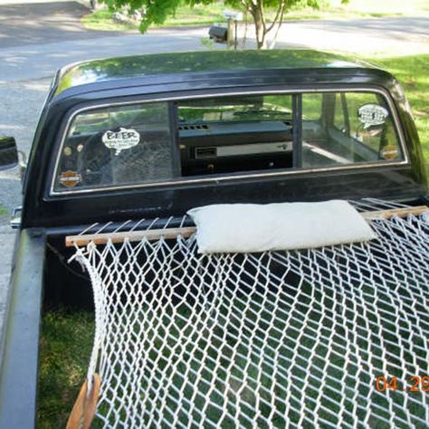 truck hammock & other truck bed hacks Truck Bed Date, Bed Hacks, Truck Bed Drawers, Truck Bed Lights, Vw Caddy Mk1, Diy Truck Bedding, Bed Hammock, Bed Slide, Truck Bed Storage