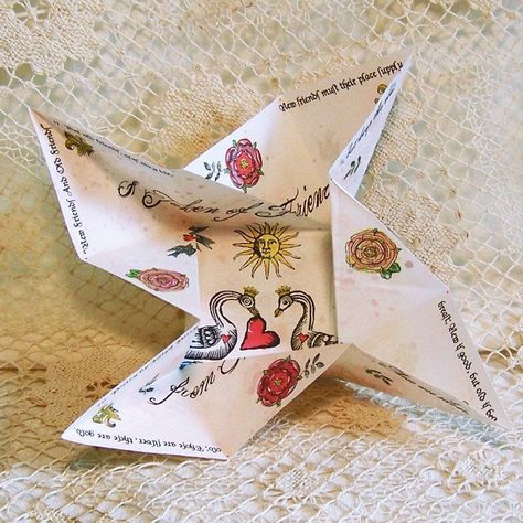 Explore the world of origami with our beginner-friendly tutorials. Easy and accessible for all. Victorian Puzzle Purse, Origami Puzzle, Herb Basket, Puzzle Purse, Paper Creativity, Cute Valentines Card, 달력 디자인, Valentine Craft, Class Valentines