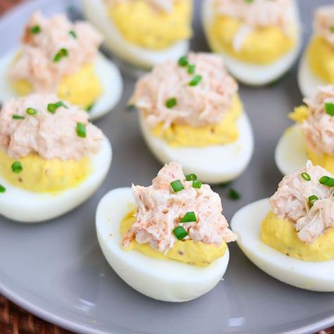 Chili Crab Deviled Eggs? NOM. Crab Deviled Eggs, Party Deviled Eggs, Seafood Boil Party, Chili Crab, Spicy Crab, Mini Hamburgers, Easy Seafood, Deviled Eggs Recipe, Easy Seafood Recipes