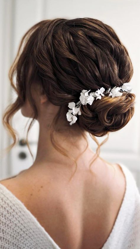 Gown Hairstyle Short Hair, Bun Hairstyles On Gown Western, Hair Styles For Gowns Western, Farm Wedding Hairstyles, Hairstyle For Western Gown, Hairstyles For Western Saree, Wedding Hairstyles Western, Western Dresses Hairstyle, Western Saree Hairstyle