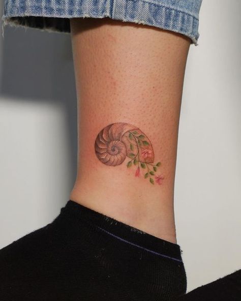 Snail Shell Tattoo, Snail Tattoo Placement, Minimalist Snail Shell Tattoo, Nautilus Shell Tattoo, Snail With Wings Tattoo, Botanical Snail Tattoo, Shell Tattoos, London Tattoo, Delicate Tattoo