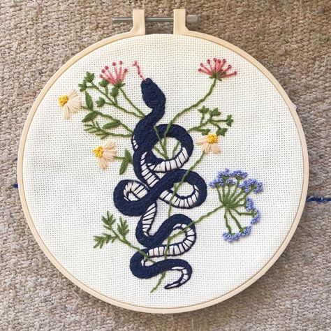 A snake and magical flower embroidery Embroidered Snake Pattern, Snake Embroidery Design, Animal Embroidery Simple, Snake Embroidery Pattern, Fantasy Embroidery, Aesthetic Embroidery, Embroidered Snake, Snake Flower, Snake Embroidery