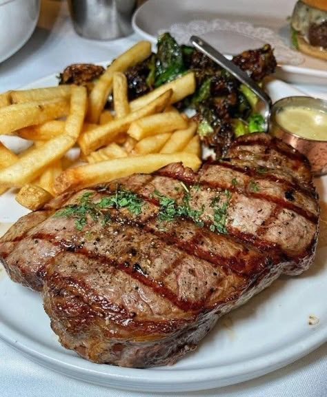 Cube Steak Recipes, Cooking The Perfect Steak, Beef Steak Recipes, Delicacy Food, Healthy Food Motivation, Steak Dinner, Fair Food Recipes, Food Goals, Foods And Drinks