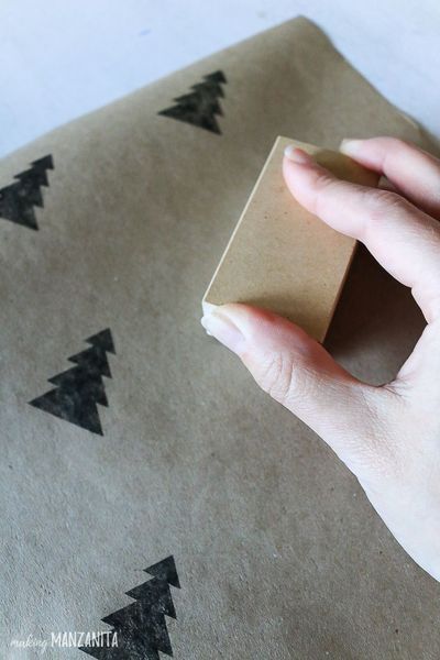 Kraft Paper Gift Wrap, Kraft Wrapping Paper Ideas, Brown Paper Christmas Wrapping Ideas, Kraft Paper Christmas Wrapping, Stamp Wrapping Paper, Brown Paper Gift Wrap, Brown Christmas Wrapping Paper, Christmas Wrapping Paper Ideas, Diy Christmas Wrapping