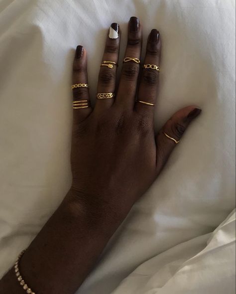 Hands With Rings, Black And Gold Aesthetic, Dope Jewelry Accessories, Brown Jewelry, Gold Aesthetic, Golden Jewelry, Prom Jewelry, Images Esthétiques, Classy Jewelry