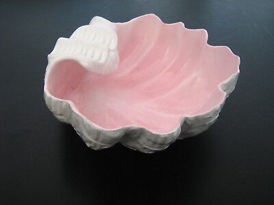 White Shell Bowl • Handmade in Italy • Shell design Vintage White with Pink | eBay Animal Bowls Ceramic, Pinch Pots Aesthetic, Pinching Ceramic, Easy Ceramics Projects, Shell Ashtray, Shell Sink, Origami Bowl, Ceramic Shell, Slab Ceramics