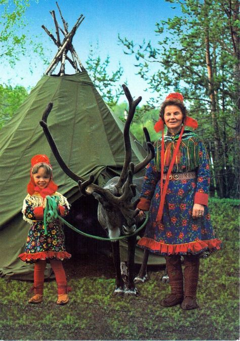 A Sami woman and child with their reindeer. Finland. Lappish costume and culture on its best ! Sami Clothing, Norway Clothing, Norway People, North Norway, Ren Geyiği, Nordic Culture, Ancient Clothing, Sami People, Norwegian Style