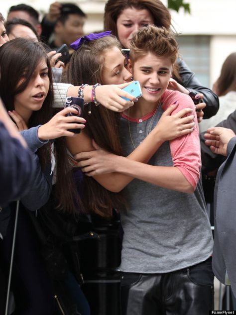 Justin Bieber in London - 2012 Justin Bieber Paparazzi, Kiss Funny, Kiss Cam, Justin Bieber Style, London Hotel, Hollywood Boulevard, Justin Beiber, Fan Picture, Disney Stars