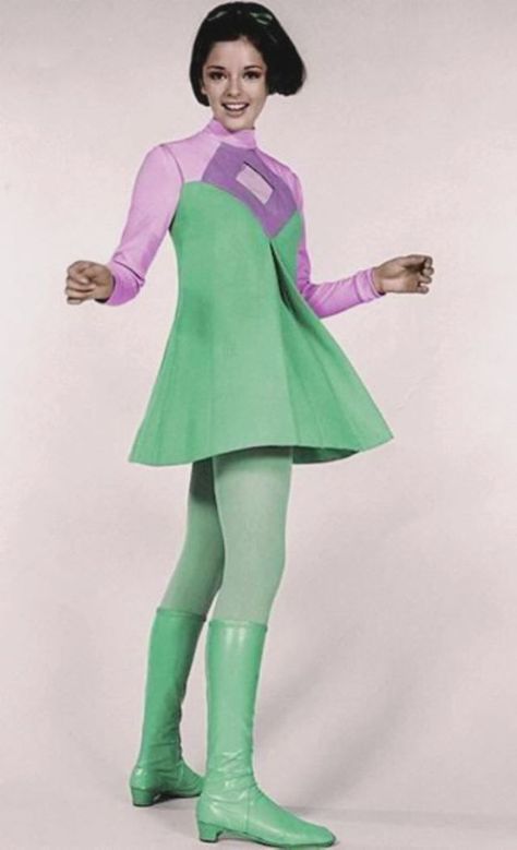 Amazing Space Age Fashion Designs by Pierre Cardin From the 1960s ~ Vintage Everyday Weird Science Lisa Outfits, Draw Dress, 1960s Space Age, Space Age Fashion, Fashion 60s, Mode Pop, Mod Mini Dress, 60s 70s Fashion, Space Fashion