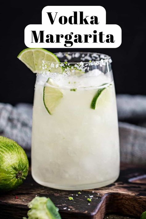 Vodka margarita in a tall glass with lime wedges. Fresh Margarita Recipe, Limeade Margarita, Fresh Margarita, Easy Margarita Recipe, Classic Margarita Recipe, Easy Margarita, Margarita On The Rocks, Classic Margarita, Margarita Recipe